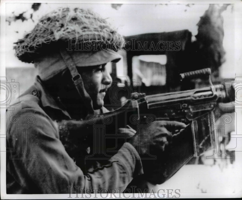 1971 Press Photo Indian Soldier Takes Aim With Hus Gun Near Darsana - Historic Images