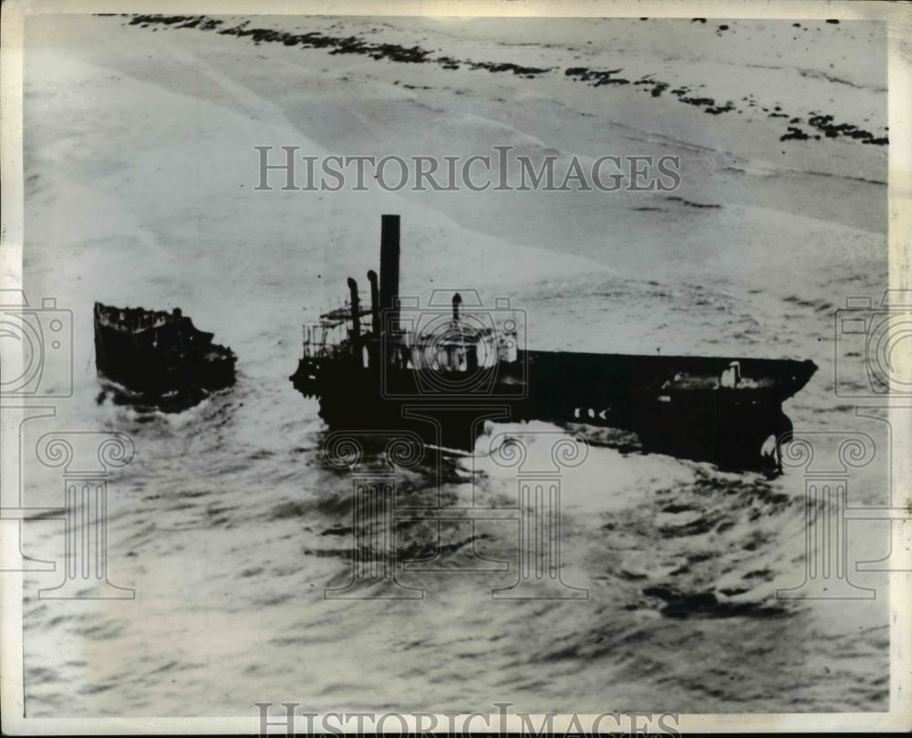 1942 Press Photo Axis Ship Wreck on North African Coast - Historic Images