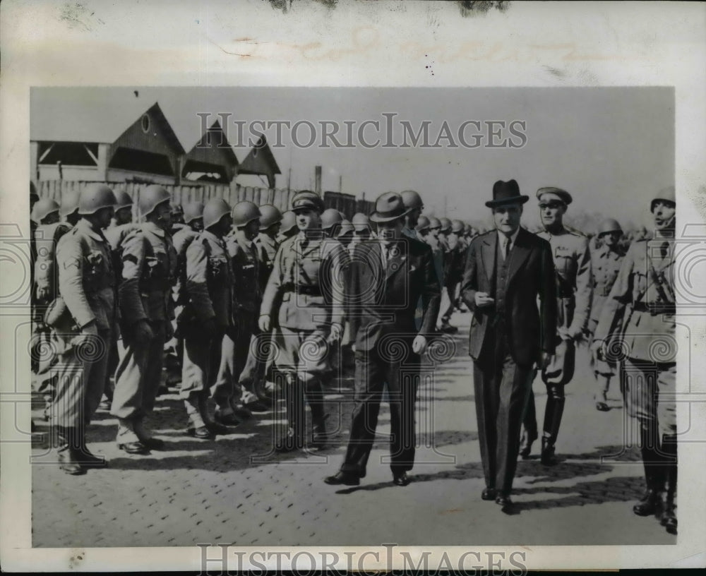 1941 Press Photo Dr Oliveira Salazar Review Regiment of Troops in Lisbon - Historic Images