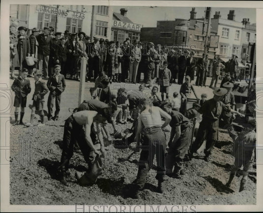 1940 Press Photo Scottish Regiment Building Defenses in England - Historic Images