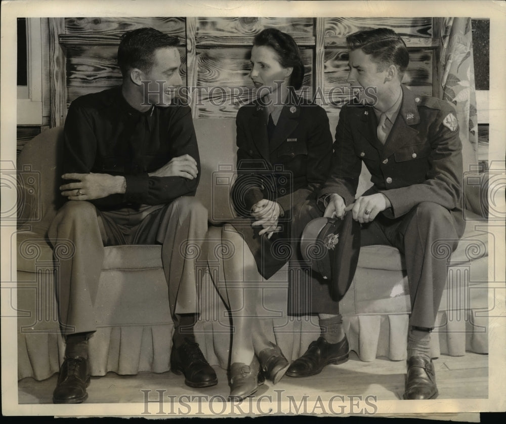 1944 Press Photo Army Family Reunited Recently at This Post - Historic Images