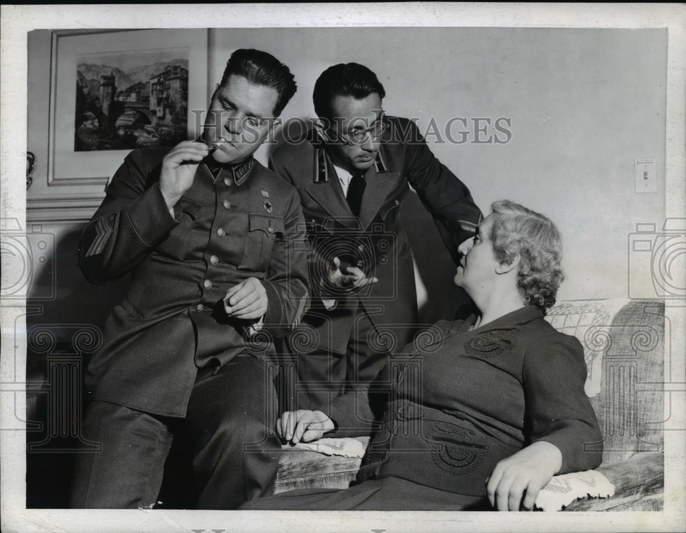 1942 Press Photo &quot;Stalingrad Will Hold&quot; Statement Made by Mme Maxin C Litvinoff-Historic Images