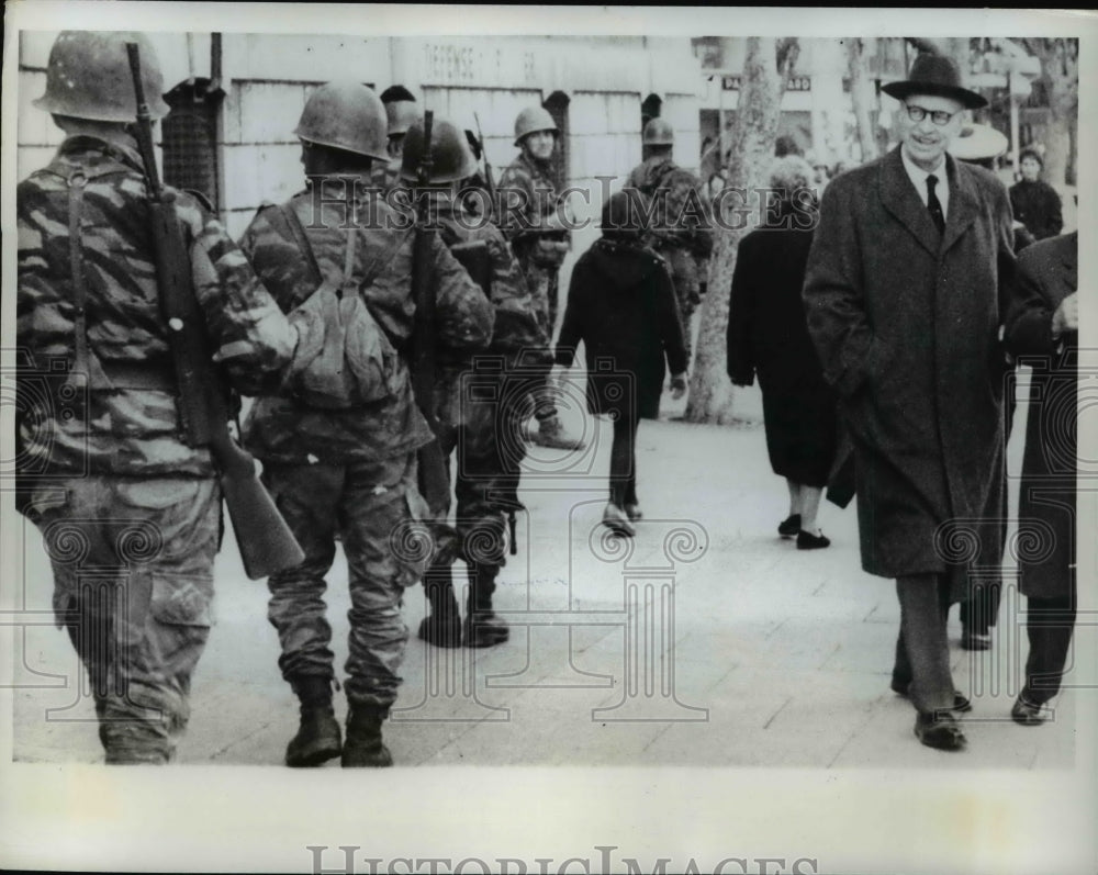 1962 Press Photo Algiers Algeria French troops patrol during mounting violence - Historic Images