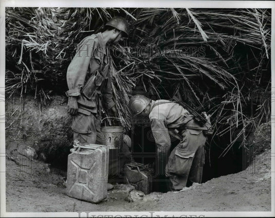 1963 Press Photo Troops of Moroccan Royal Army Fill Jerry-Cans at Oasis - Historic Images