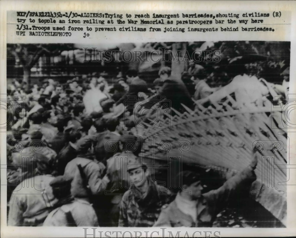 1960 Press Photo Algiers Civilians topple railing at war memorial vs insurgents - Historic Images