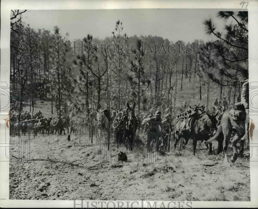 1942 Press Photo Men &amp; Pack-Mules of 4th Field Artillery Make Way Thru Ft Bragg- Historic Images