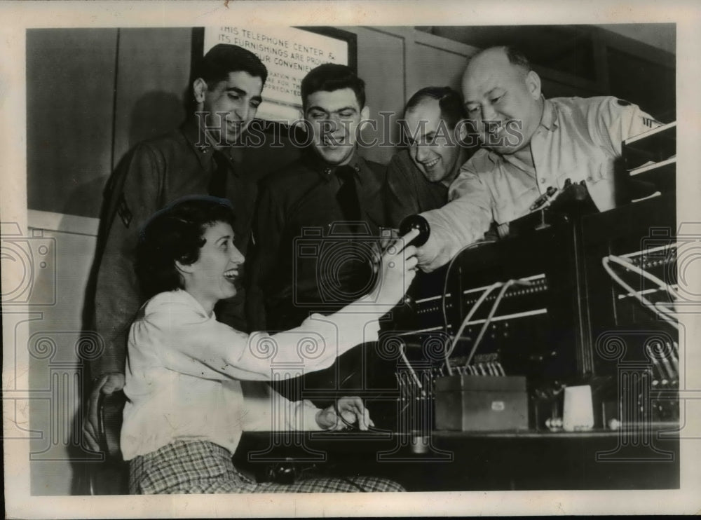 Press Photo Phone Center Operation Explained by Chief Operator Marjorie Poe - Historic Images