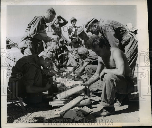 1943 Press Photo US soldiers with days mail delivery in North Afica - Historic Images