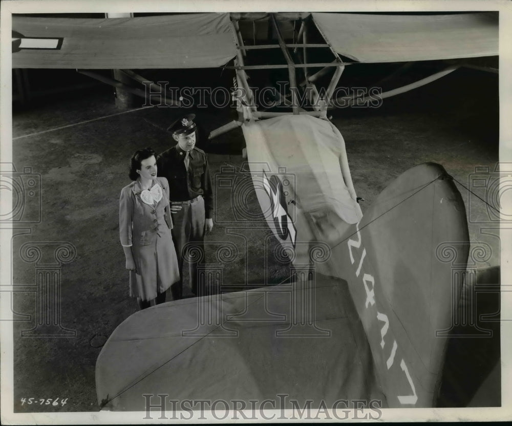 1946 Press Photo Major JR Davis &amp; Mary Gerome with dummy target by Firestone CO-Historic Images