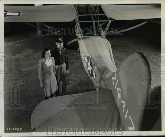 1946 Press Photo Major JR Davis & Mary Gerome with dummy target by Firestone CO-Historic Images