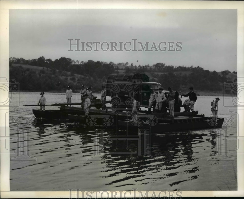 1941 Press Photo US Military Academy cadets on raft crossing a lake on manuevers-Historic Images