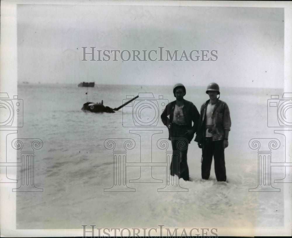 1944 Press Photo US Soldiers swim for it after tank plunged into hidden shell - Historic Images