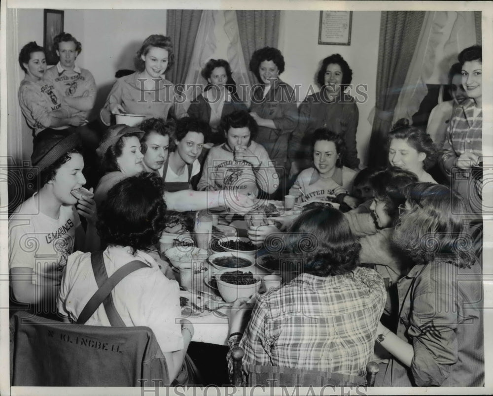 1944 Press Photo Hungry After a Day&#39;s Work Marines Dive Into Good Old &quot;Chow&quot; - Historic Images