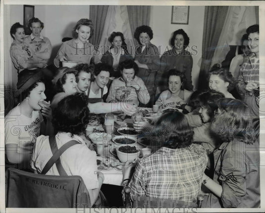 1944 Press Photo Hungry After a Day's Work Marines Dive Into Good Old "Chow" - Historic Images