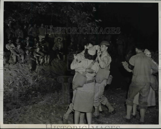 1942 Press Photo Actresses dance with soldiers & ambulance drivers in CA - Historic Images
