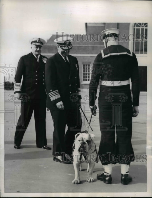 1957 Press Photo Portsmouth England Royal Navy bulldog mascot & Adm A Burke - Historic Images