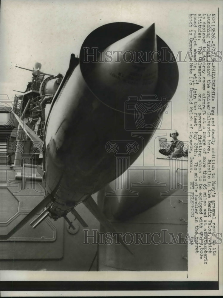 1958 Press Photo Philadelphia Navy loads Bendix Talon missile to a ship Gunners - Historic Images