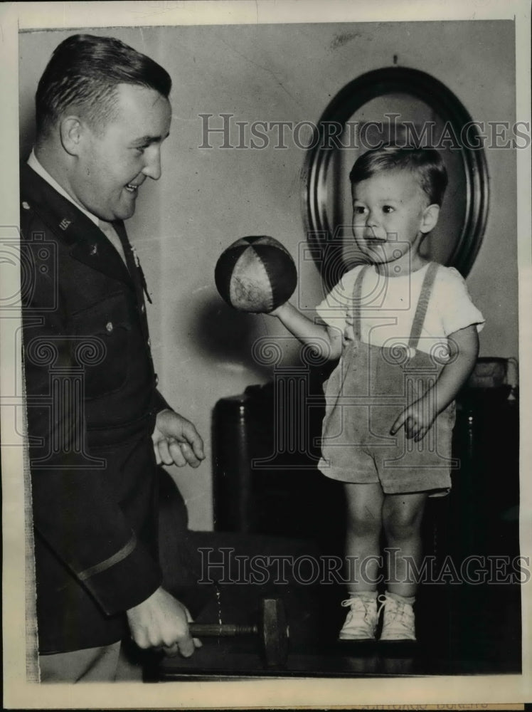 1945 Press Photo Evansville Ind Army Capt Fay Johnson,son Tommy he tried to sell-Historic Images