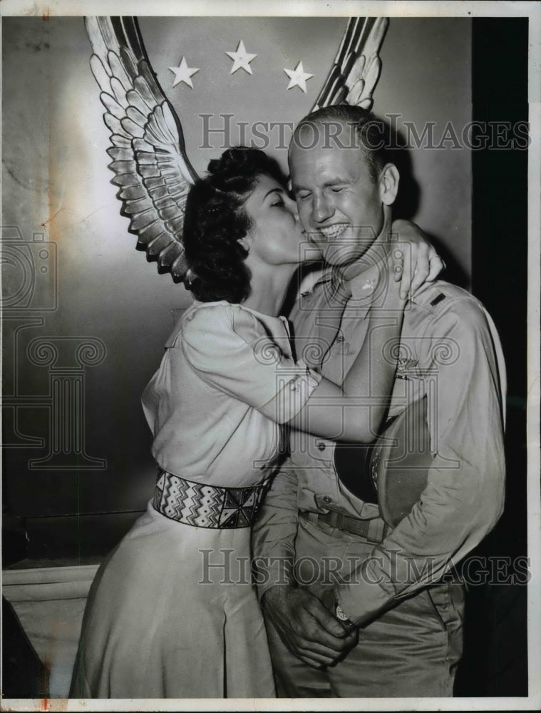 1942 Press Photo Mrs J Despress widow of lost sailor kisses Lt TC Griffin-Historic Images