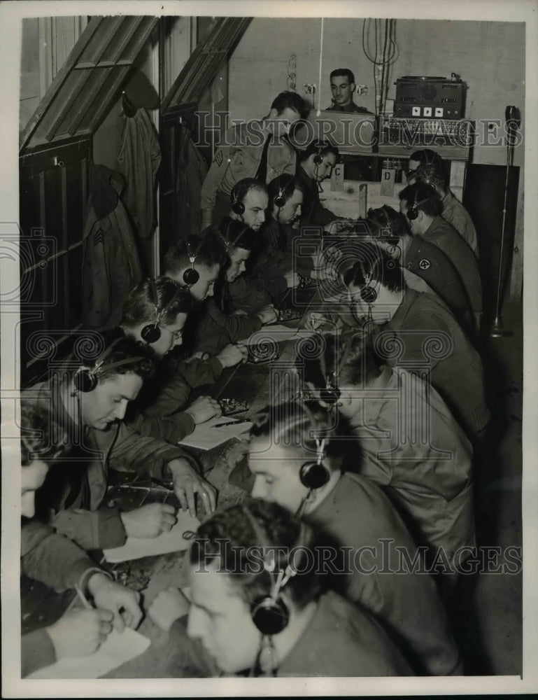 1941 Press Photo Ft Dix NJ new recruits learn code reception from Sgt E Courter - Historic Images