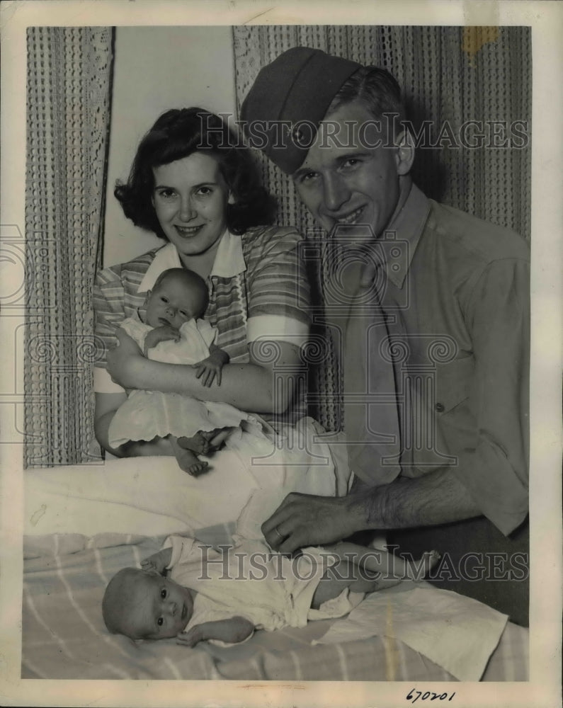 1942 Press Photo Marine Charles Traus with Wife, Twin Daughters in Rochester, NY - Historic Images