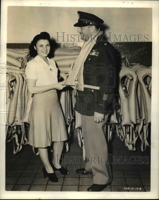 1941 Press Photo Goodyear Tire & Rubber visit by Maj Charles Kerwood - nem43100-Historic Images