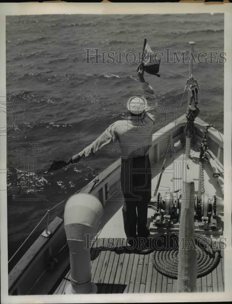 1941 Press Photo LA Harbor Inshore Patrol boat &amp; signalman with his flags-Historic Images