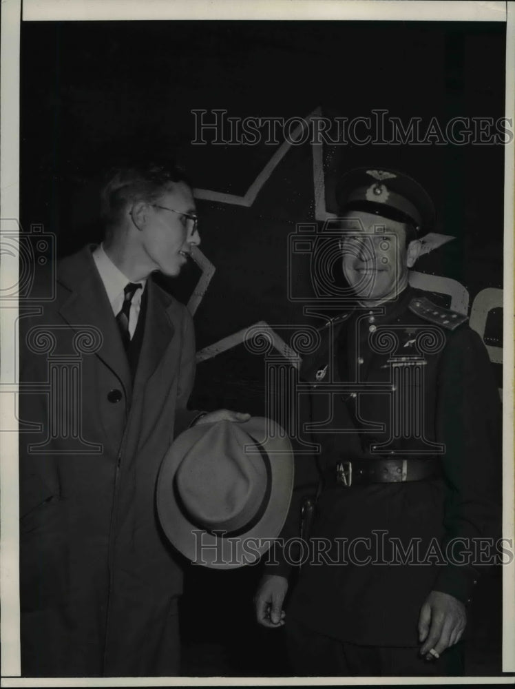 1945 Press Photo San Francisco Capt SA Frolovsk of Russia & Michael Vavilov meet-Historic Images