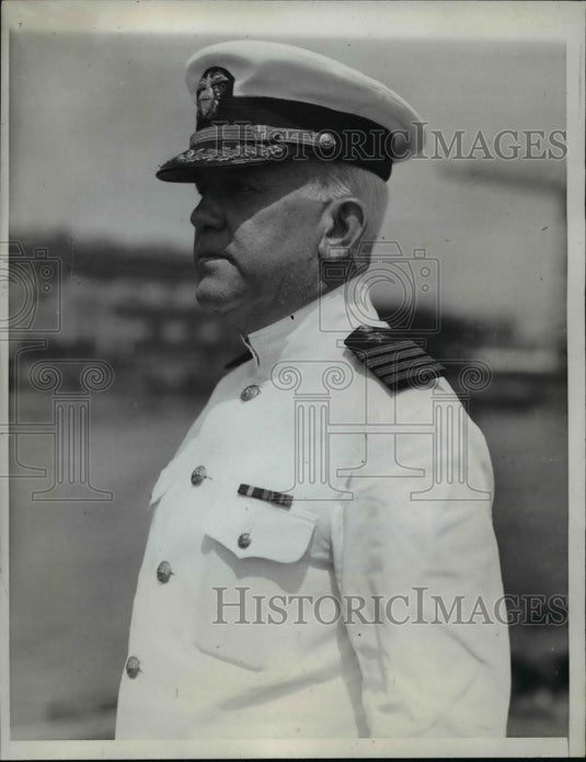 1933 Press Photo Capt Gordon W Haines awaits cruiser USS Minneapolis in PA-Historic Images
