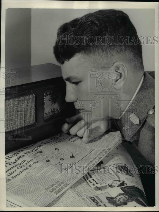 1942 Press Photo Valley Forge Academy Cadet Scott McCracken listen to radio-Historic Images