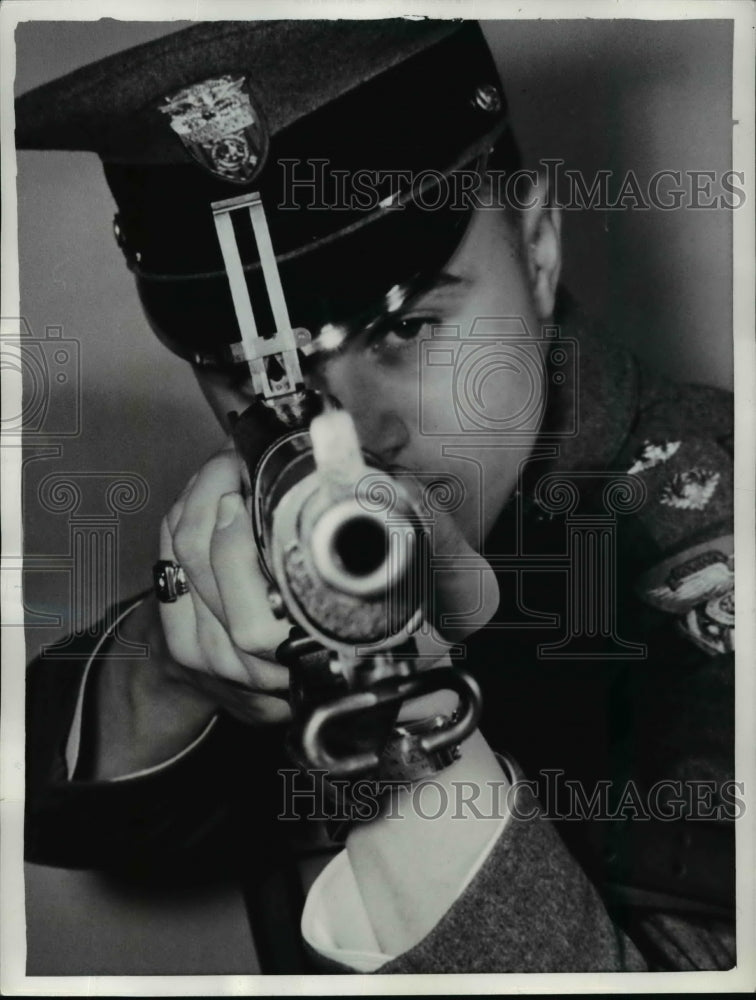 1942 Press Photo Valley Forge Academy Cadet Capt Donald Fowler rifle practice - Historic Images