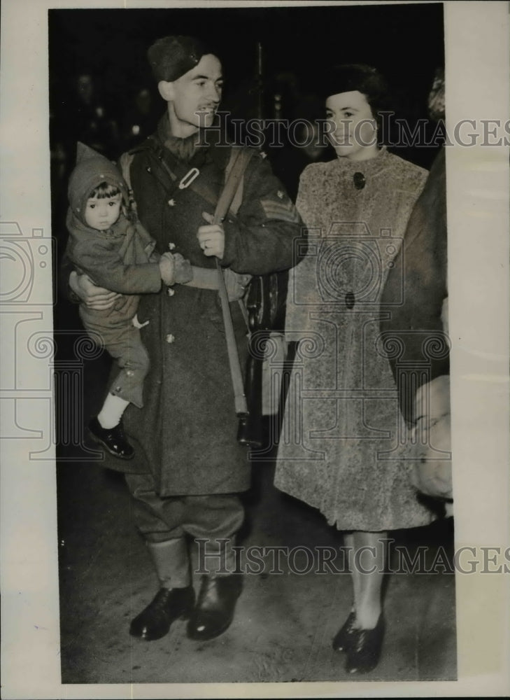1941 Press Photo Army Sergeant with Family on Arrival in London, England WWII-Historic Images