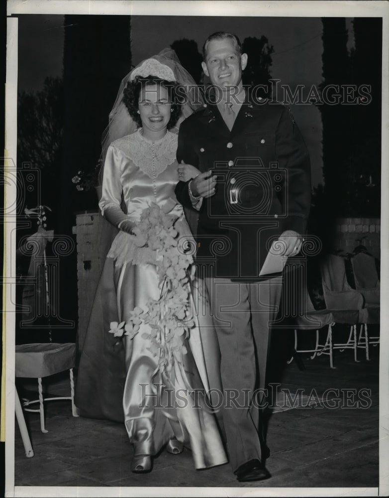 1944 Press Photo Santa Monica CA Lt William B Arnold weds Barb Douglas - Historic Images