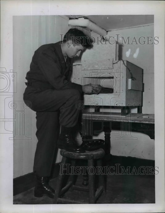 Press Photo Pfc William Latkovic at Cleveland Goodrich House kiln on leave-Historic Images