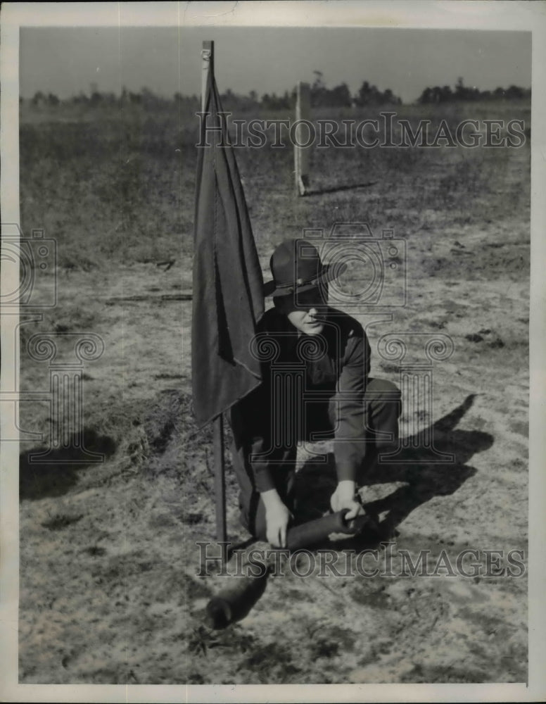 1941 Press Photo Ft Benning Ga Army Lt Jesse D Wadsworth &amp; unexploded shell - Historic Images