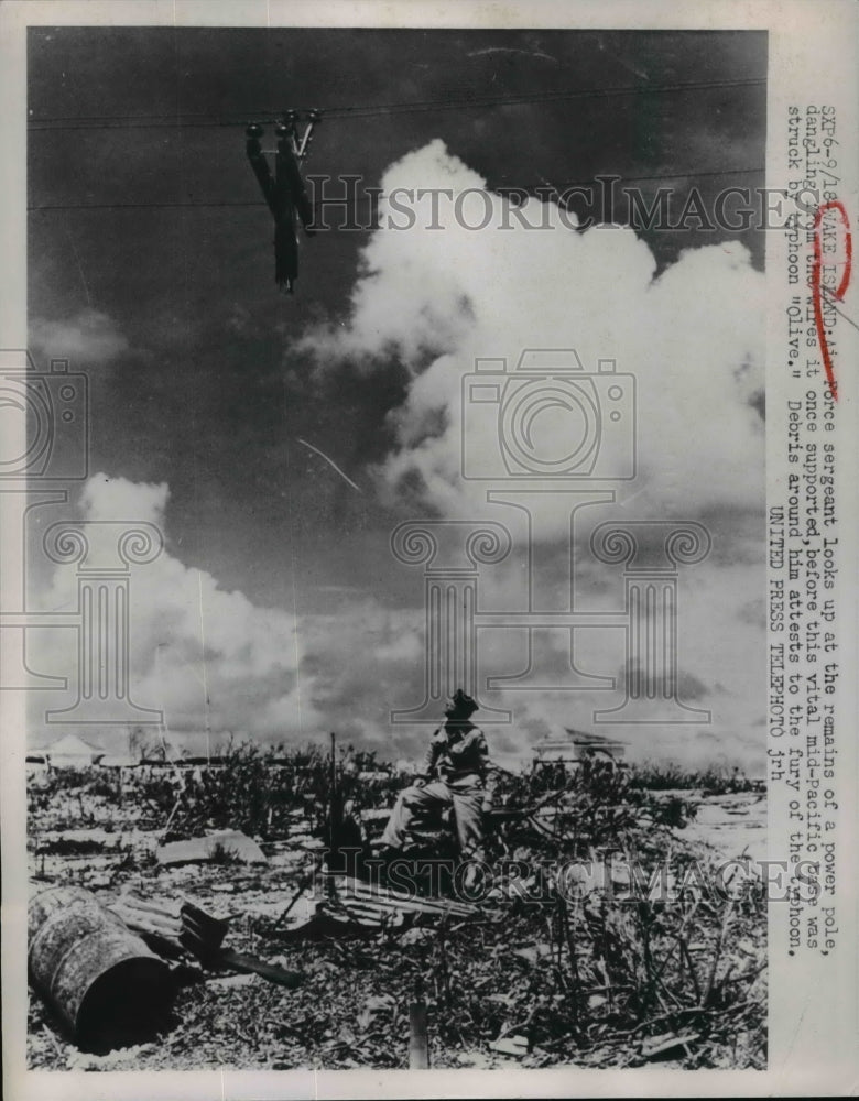 1952 Press Photo Wake Island USAF Sgt & remains of power pole from typhoon - Historic Images