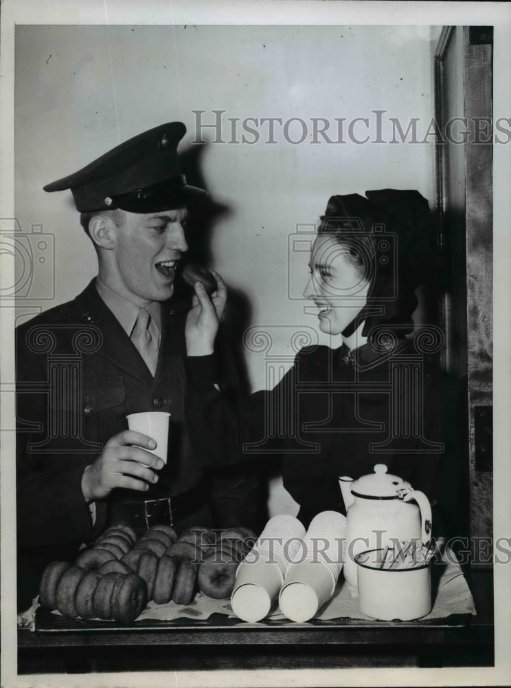 1946 Press Photo Cpt Ruth Stenberg Gives Donuts &amp; Coffee to Sgt Kenneth Bishop - Historic Images