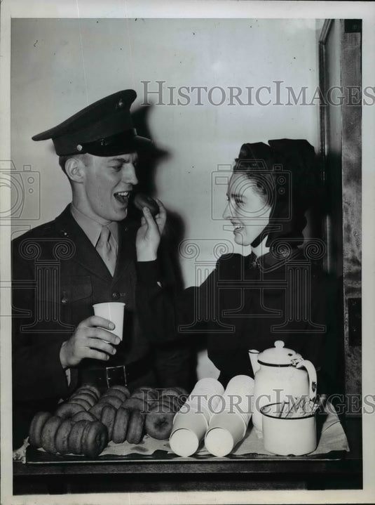 1946 Press Photo Cpt Ruth Stenberg Gives Donuts & Coffee to Sgt Kenneth Bishop - Historic Images