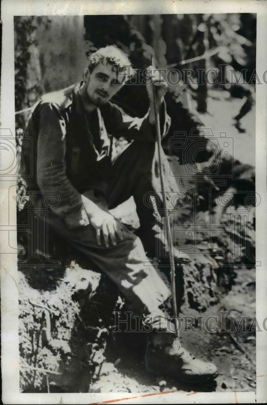 1942 Press Photo Private Bill Schrader of Carlton Melbourne injured in action - Historic Images