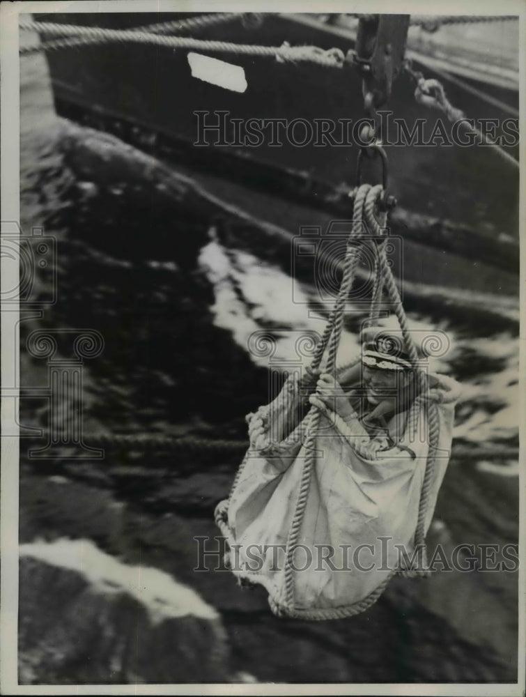 1943 Press Photo Adm B.W. Radford Enjoys Experience of Being Transferred at Sea-Historic Images