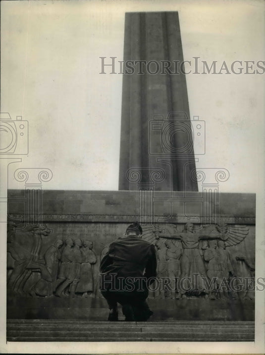 1945 Press Photo Sgt Robert Webber at Kansas World War I Memorial - nem43976-Historic Images