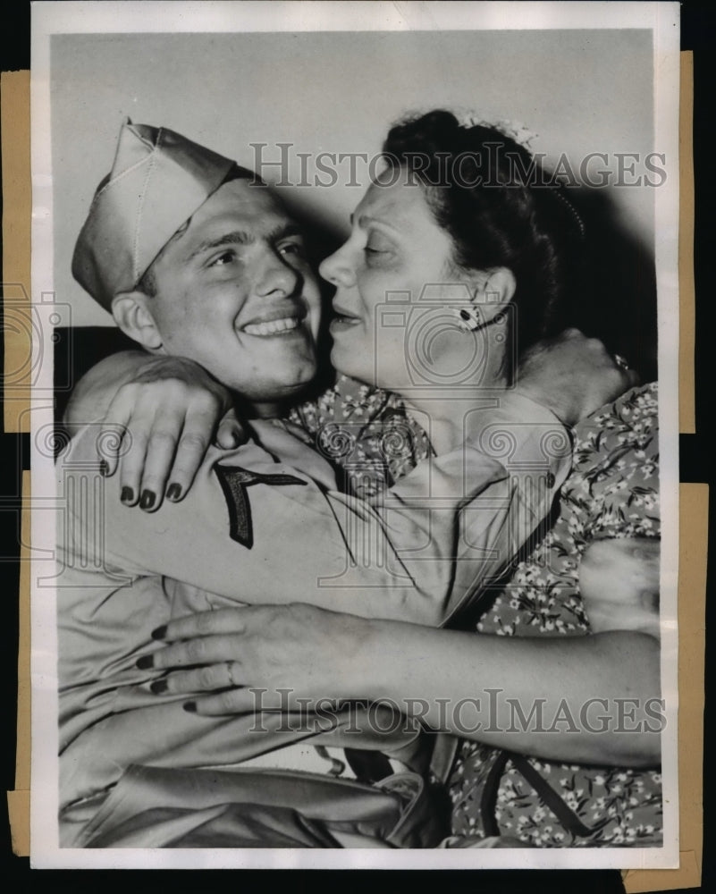 1944 Press Photo Philadelphia Pfc Edward De Lisio hime from the war greets mothe - Historic Images