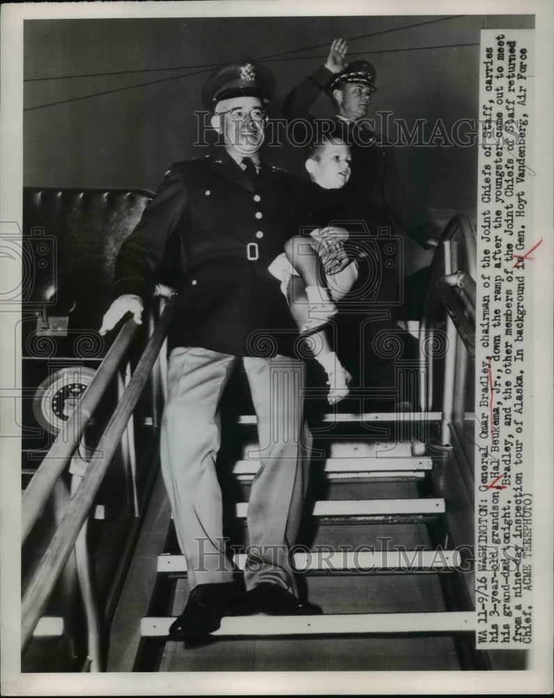 1949 Press Photo DC Gen Omar Bradley Joint Chiefs chair with grandson Hal-Historic Images