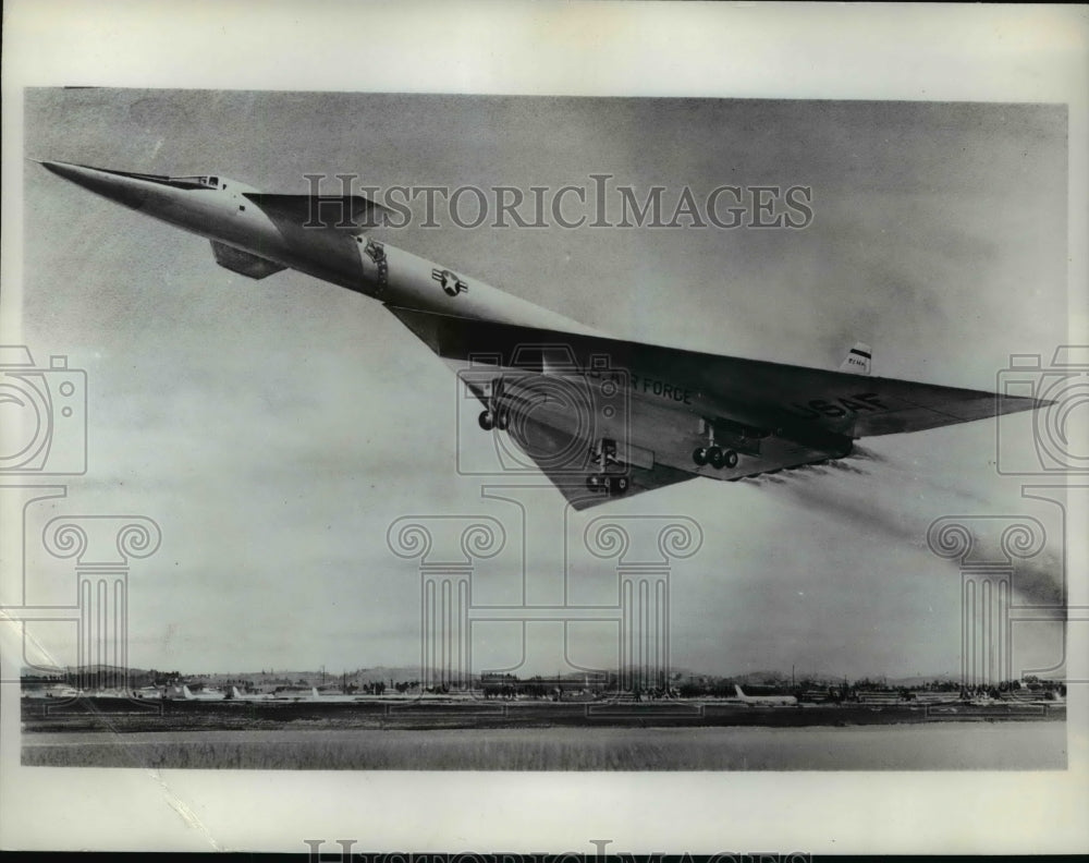 1962 Press Photo Art concept of USAF B70-RS70 plane taking off - Historic Images