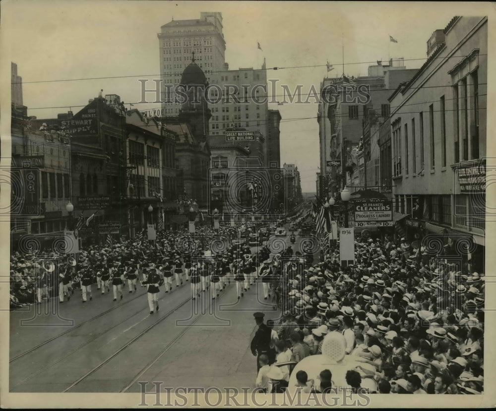 1936 Press Photo US Marine band in a parade on city streets - nem44192-Historic Images