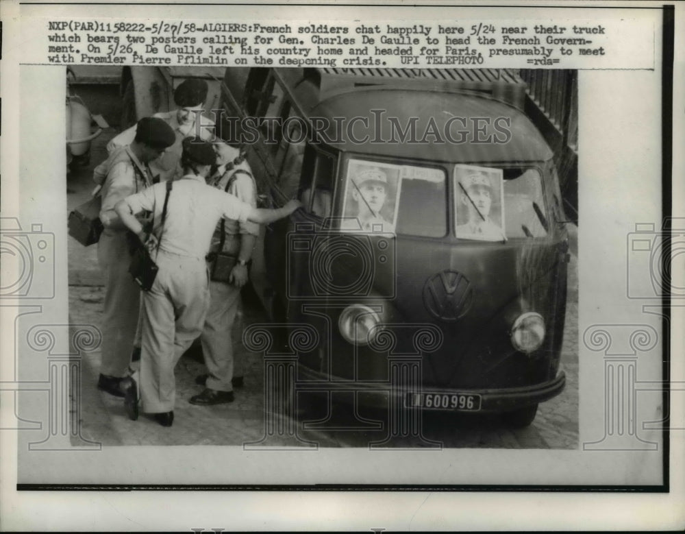 1958 Press Photo French Soldiers in Algiers w/ Posters for Gen Charles de Gualle-Historic Images