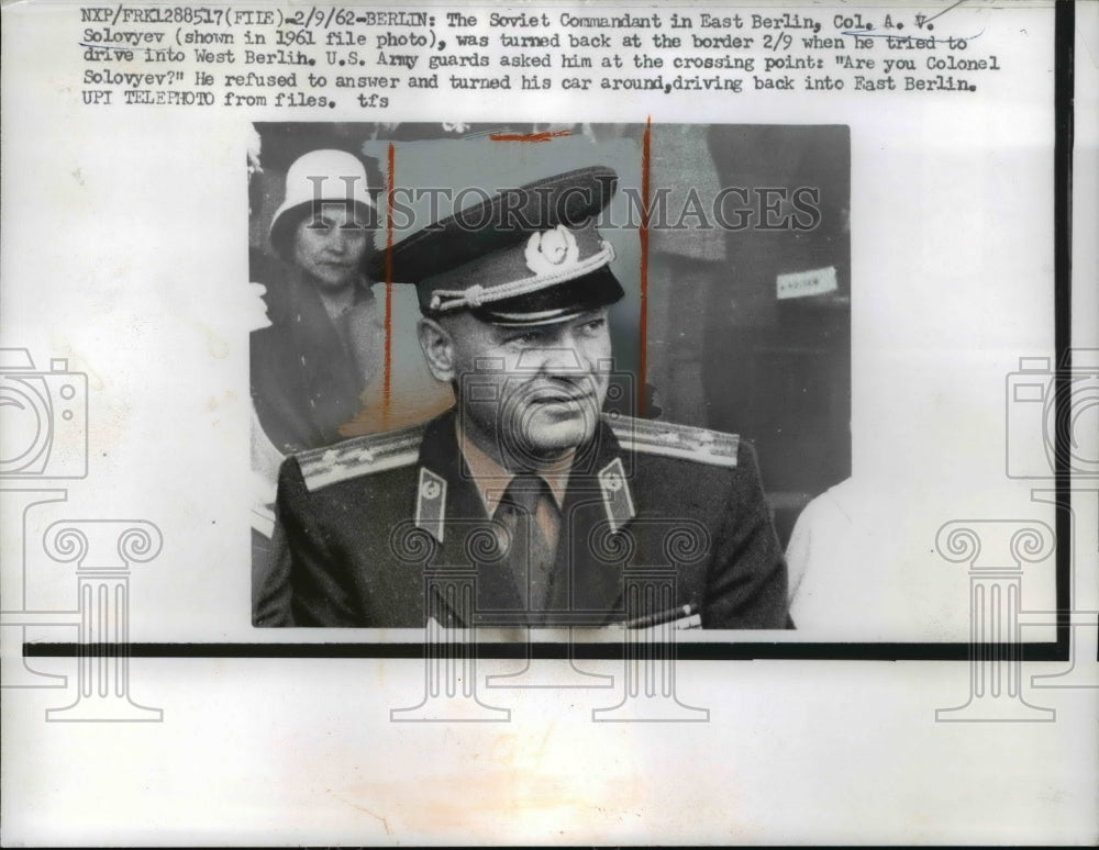 1962 Press Photo Col A.V. Solovyev Turns from West Berlin, Germany Border - Historic Images