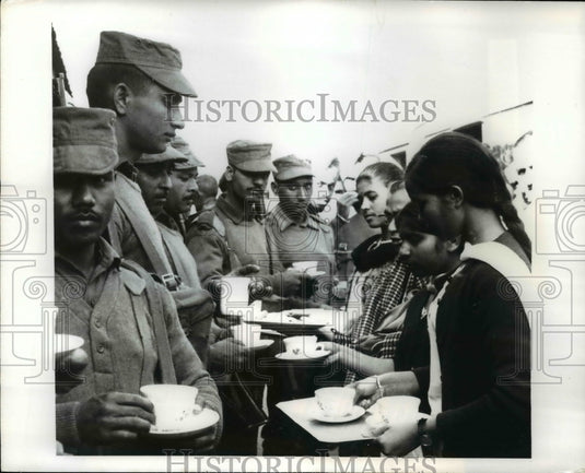 1971 Press Photo Jullundur India Jawan soldiers & serving girls at a tea stand - Historic Images