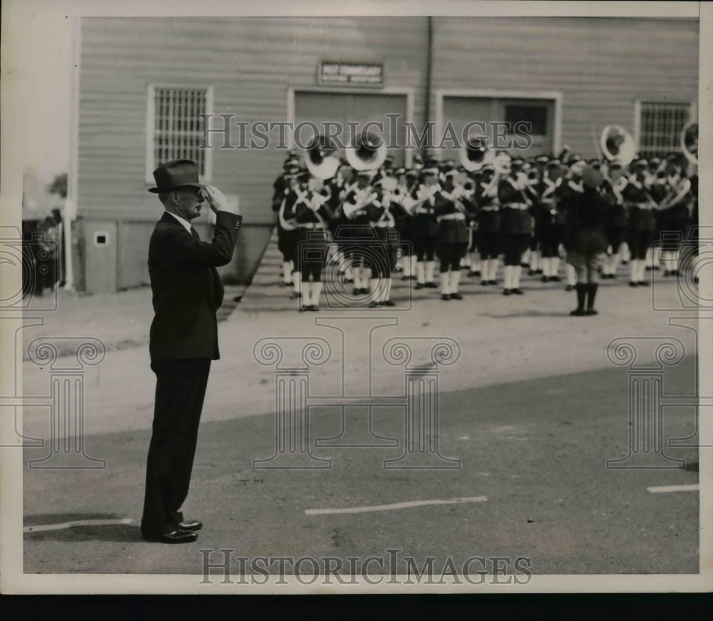 1936 Press Photo Nolan Giving Farewell Salute for Band at Governor&#39;s Island - Historic Images