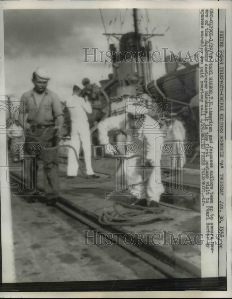 1958 Press Photo US &amp; Japanese Sailors Team, Secure Hawker of Japanese Harukase-Historic Images